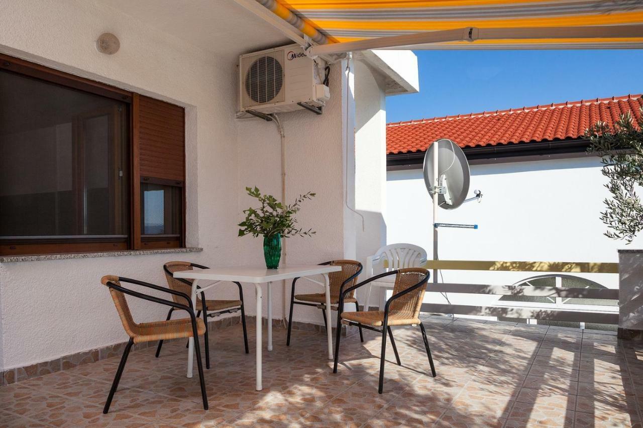Apartment Milka By The Sea Karlobag Exteriör bild